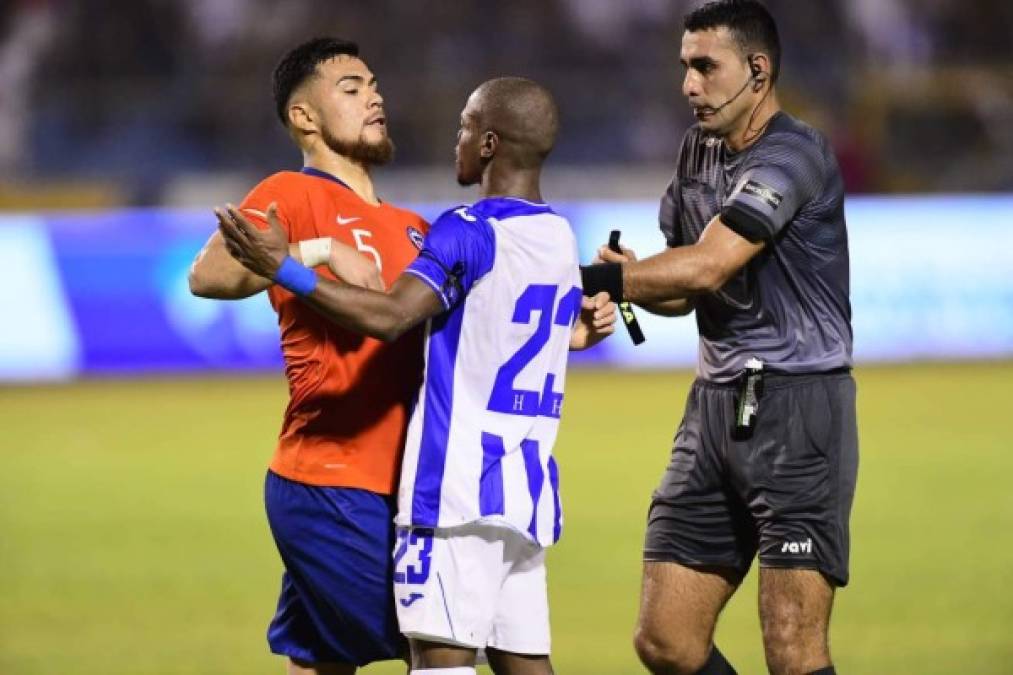 Edwin Solani se puso cara a cara con Paulo Díaz.