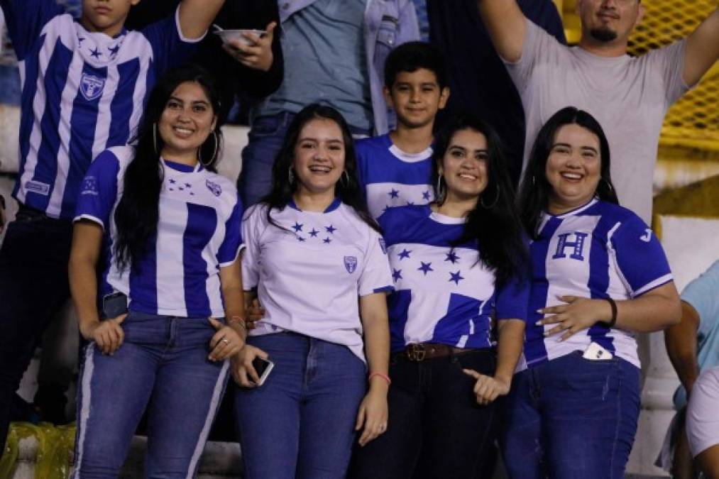 Bellas aficionadas pusieron el ambiente en las gradas.