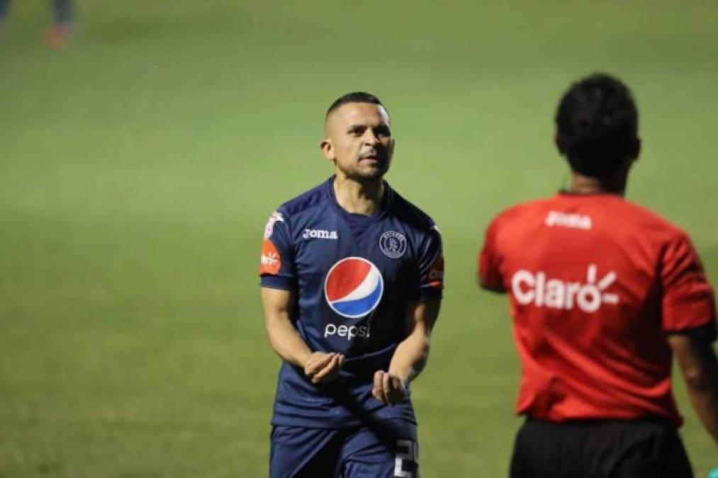 Omar Elvir: El lateral izquierdo se quedó sin contrato en Motagua y no descartó fichar por Olimpia para la próxima campaña. 'En el Olimpia será empezar de cero, pero la vida es de retos y hay que tomalos. A cualquier jugador le gustaría estar ahí', dijo el defensor en Diez TV.