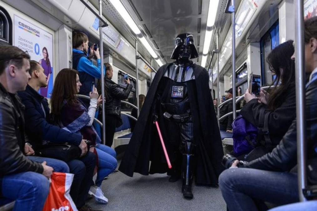 Darth Vader causó sensación entre los pasajeros.