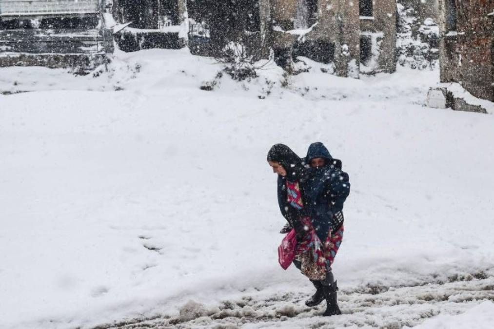Las personas salieron de sus hogares para disfrutar la nieve durante el fin de semana.