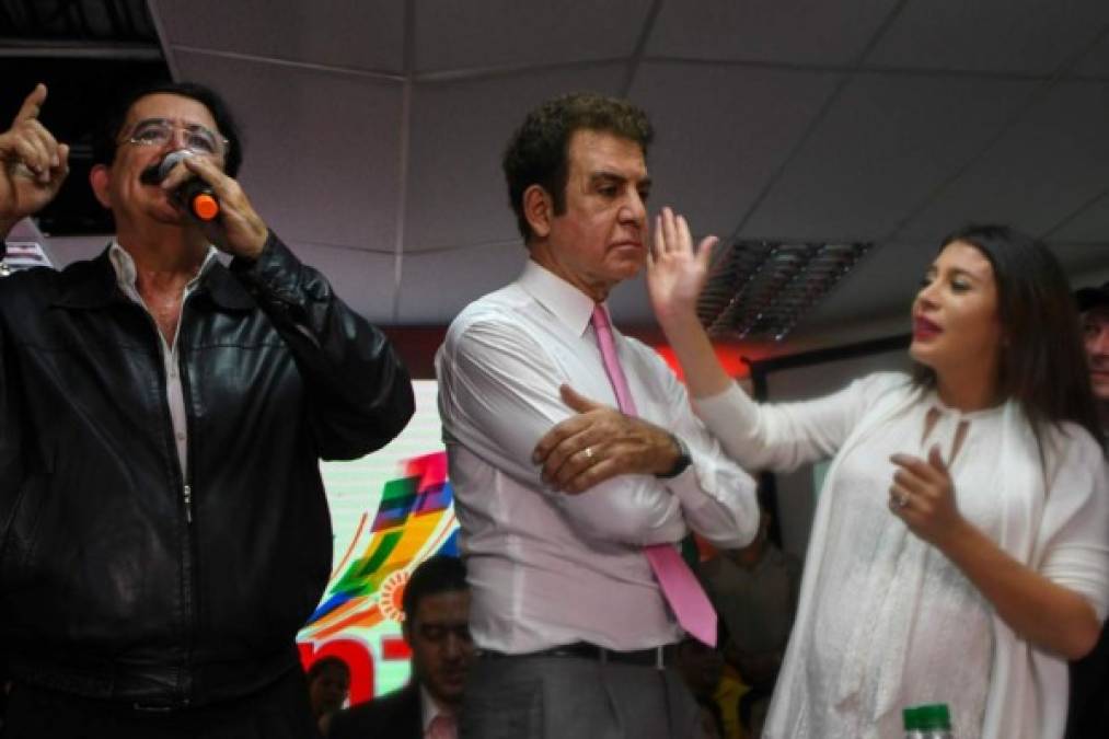 Iroshka Elvir de Nasralla (R) wipes the face of her husband Salvador Nasralla (C), the presidential candidate for Honduras' Opposition Alliance against the Dictatorship, while former president Manuel Zelaya speaks, in Tegucigalpa on November 29, 2017. <br/>Nasralla said he would not recognize the results to be announced by the Supreme Electoral Tribunal, after accusing it of tampering with the vote count after the November 26 elections to favor the reelection of President Juan Orlando Hernandez. / AFP PHOTO / ORLANDO SIERRA