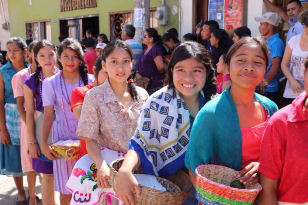 Lindas hondureñitas dan colorido al desfile de la Identidad Nacional.