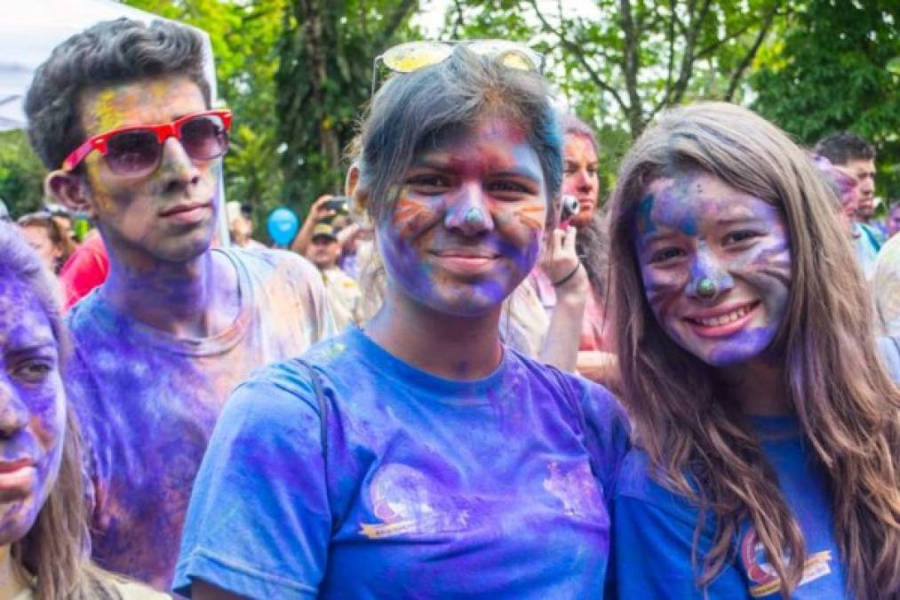 Así de coloridos quedaron los participantes tras finalizar la carrera de 5 kilómetros.