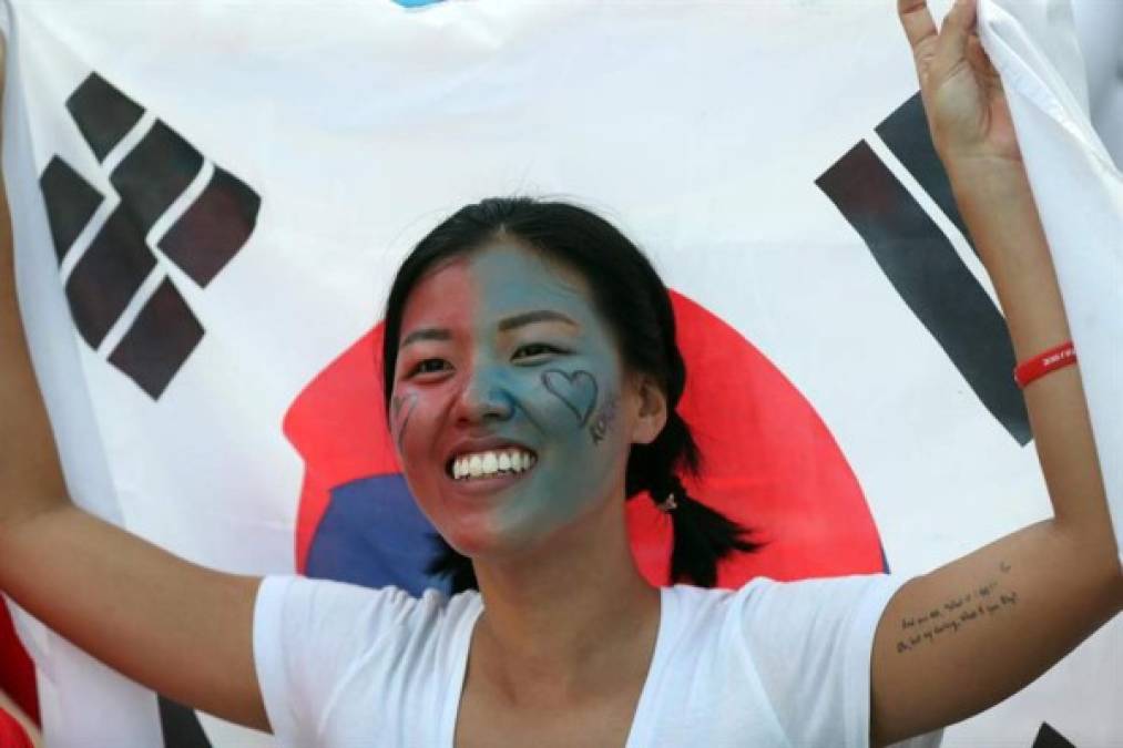 Esta bella fan coreana estuvo apoyando a su selección. Foto EFE