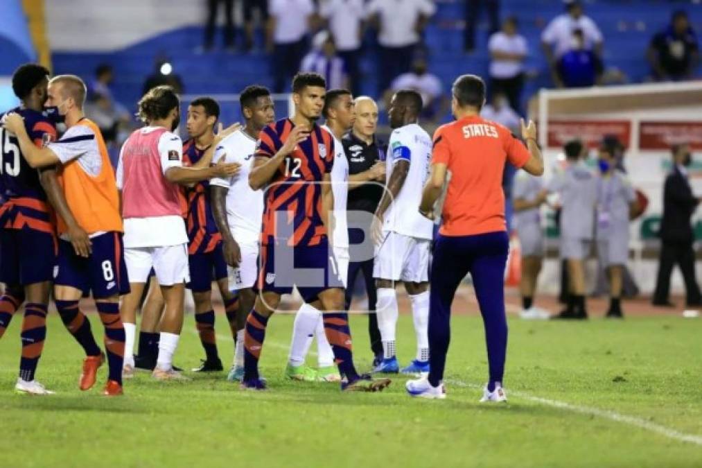 Jugadores de Honduras y Estados Unidos se saludaron al final del partido. Algunos ya se conocen.