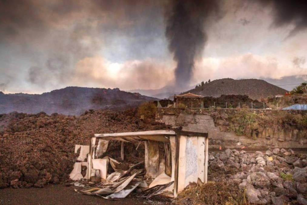 Smoke rises from cooling lava in the residential area of Los Campitos at Los Llanos de Aridane, on the Canary Island of La Palma on September 20, 2021. - A surge of lava destroyed around 100 homes on Spain's Canary Islands a day after a volcano erupted, forcing 5,000 people to leave the area. The Cumbre Vieja erupted on Sunday, sending vast plumes of thick black smoke into the sky and belching molten lava that oozed down the mountainside on the island of La Palma. (Photo by DESIREE MARTIN / AFP)