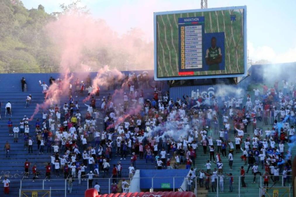 Así se anunciaron las alineaciones titulares en la pantalla del estadio Nacional de Tegucigalpa.