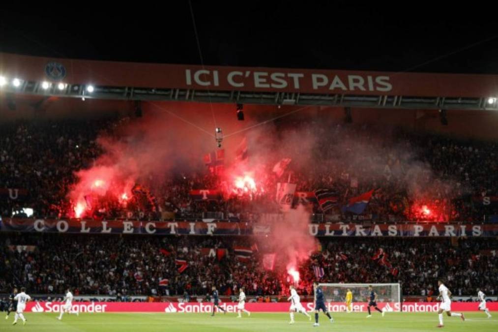 La afición del PSG mostró su propio show luego de que su equipo hizo pedazos al Real Madrid.