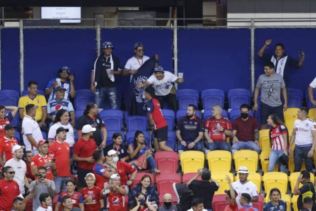 Hasta los aficionados motagüenses felicitaron al hincha olimpista.