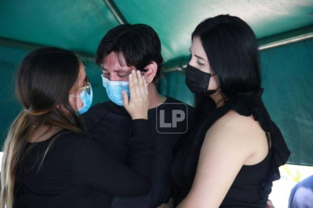 Los familiares de Chelato Uclés no pudieron contener las lágrimas durante el entierro.