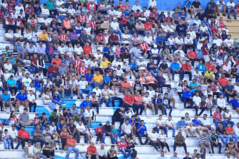 Aficionados del Olimpia llegaron al estadio Nacional temprano para el partido contra el Real de Minas.