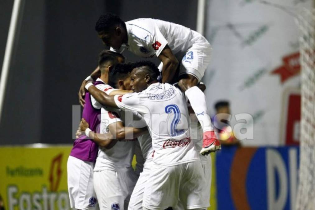 Los jugadores del Olimpia celebrando el autogol del Real España.