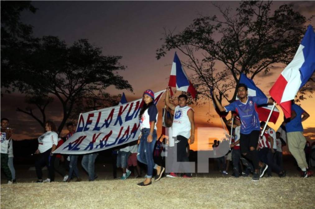 Así fue la llegada de la barra del Olimpia al estadio Emilio Williams de Choluteca.