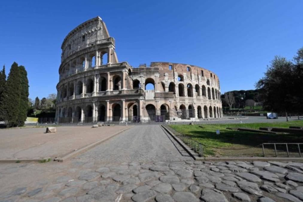 Este sábado Italia interrumpió todas sus actividades productivas salvo las esenciales para frenar el coronavirus. En el país hay medidas extramas; las calles, museos y monumentos históricos lucen desolados.