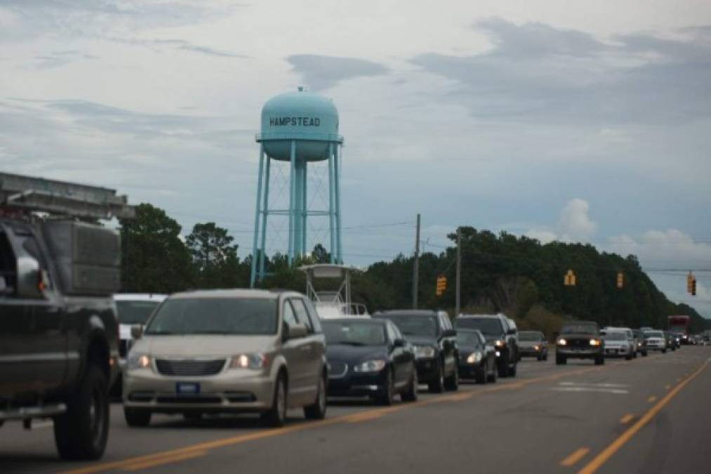 En Charleston, una ciudada portuaria e importante centro turístico de Carolina del Sur, la ruta 26 tendrá circulación en un solo sentido, hacia el norte, para facilitar las evacuaciones.