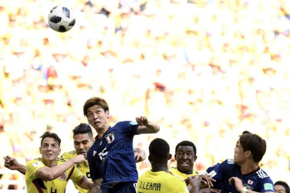 Yuya Osako se levanta por todo lo alto para conectar de cabeza el balón y marcar el gol del triunfo de Japón sobre Colombia. Foto AFP