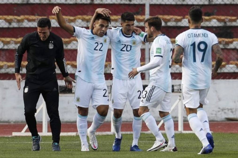 Fue tanta la emoción en el gol del empate que el propio entrenador Scaloni de Argentina ingresó al césped y festejó con sus dirigidos .
