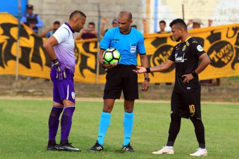 Mario Martínez se apresta a tomar el balón para cobrar un penal contra el portero Donaldo Morales del Real de Minas.