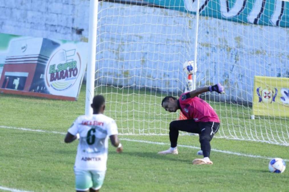 José Mariano Pineda, portero del Platense, no pudo detener el disparo de Jerry Bengtson.