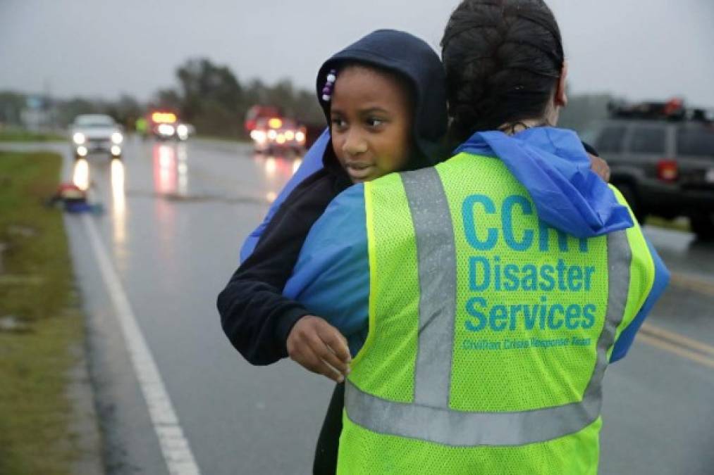 Florence, pese a que fue degradado a categoría 1 en la escala de Saffir-Simpson, mantiene su peligrosidad debido a que las intensas lluvias y los fuertes vientos representan una amenaza importante, según los servicios de emergencia.