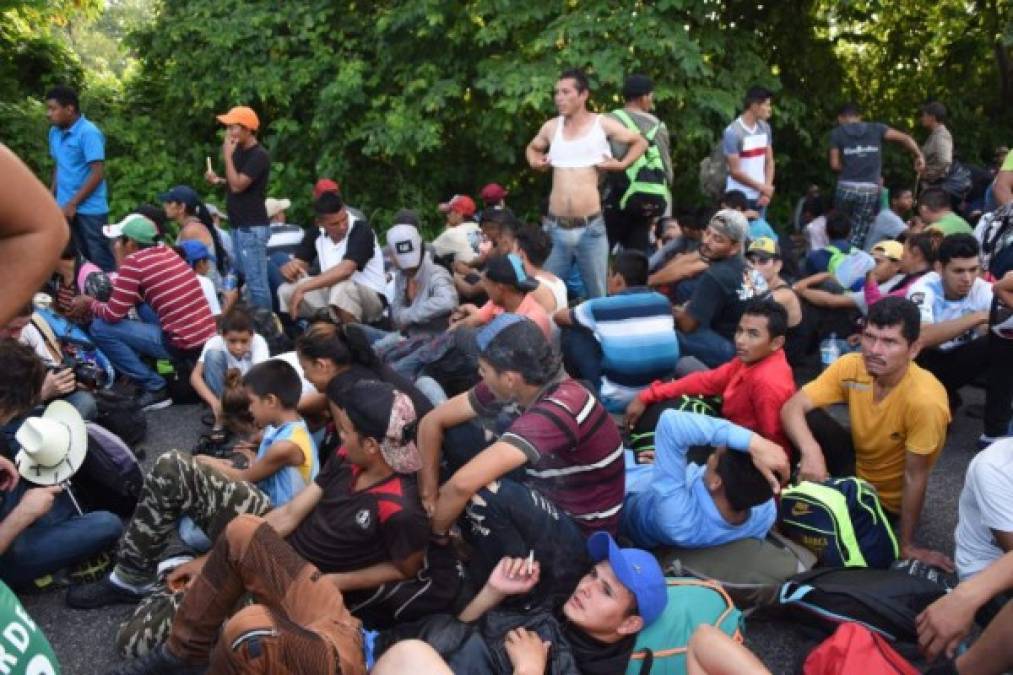 Parte de la caravana migrante, que salió de Honduras hace más de una semana con más de 4,000 personas, logró cruzar ilegalmente el río fronterizo.