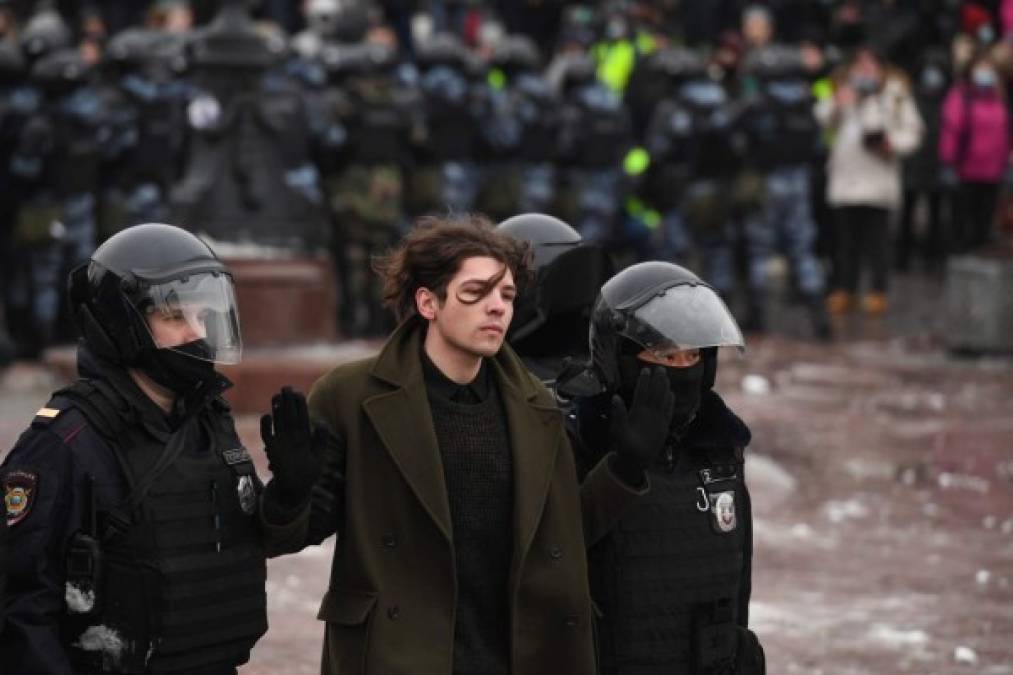 En San Petersburgo, la segunda ciudad del país, se detuvo a un manifestante de 36 años, acusado de golpear a puñetazos a dos policías.