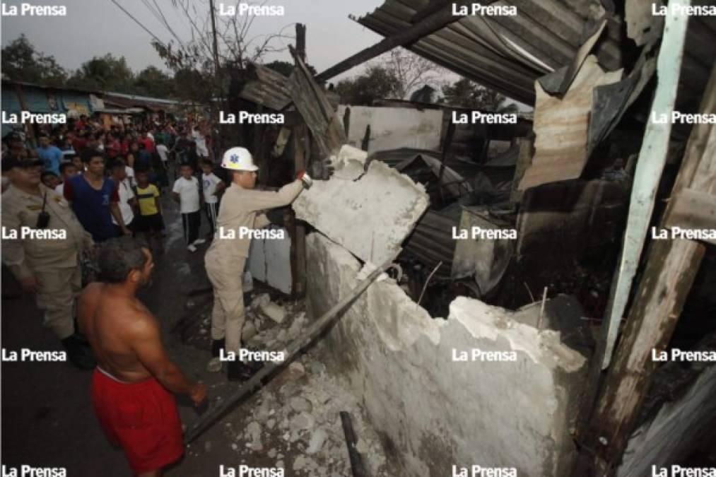 Un incendio ocurrido la tarde de este lunes consumió cuatro casas en uno de los bordos que se encuentran en el sector de Río Blanco, en el noreste de San Pedro Sula.
