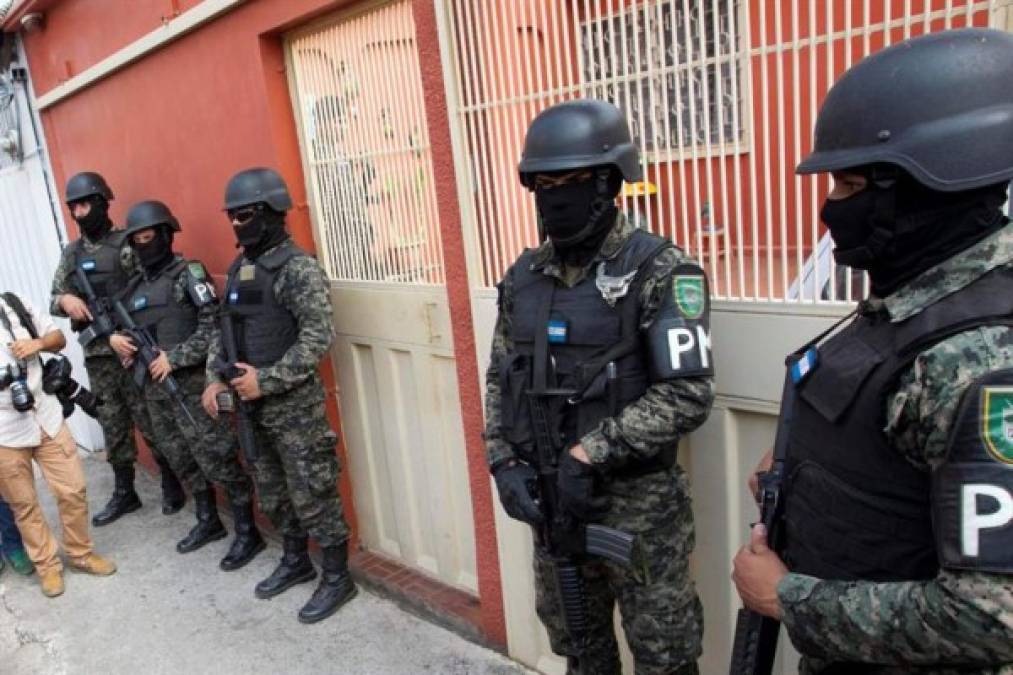 Policías militares custodian la casa de Sergio Rodríguez Orellana durante su arresto en la colonia Miraflores de Tegucigalpa. EFE