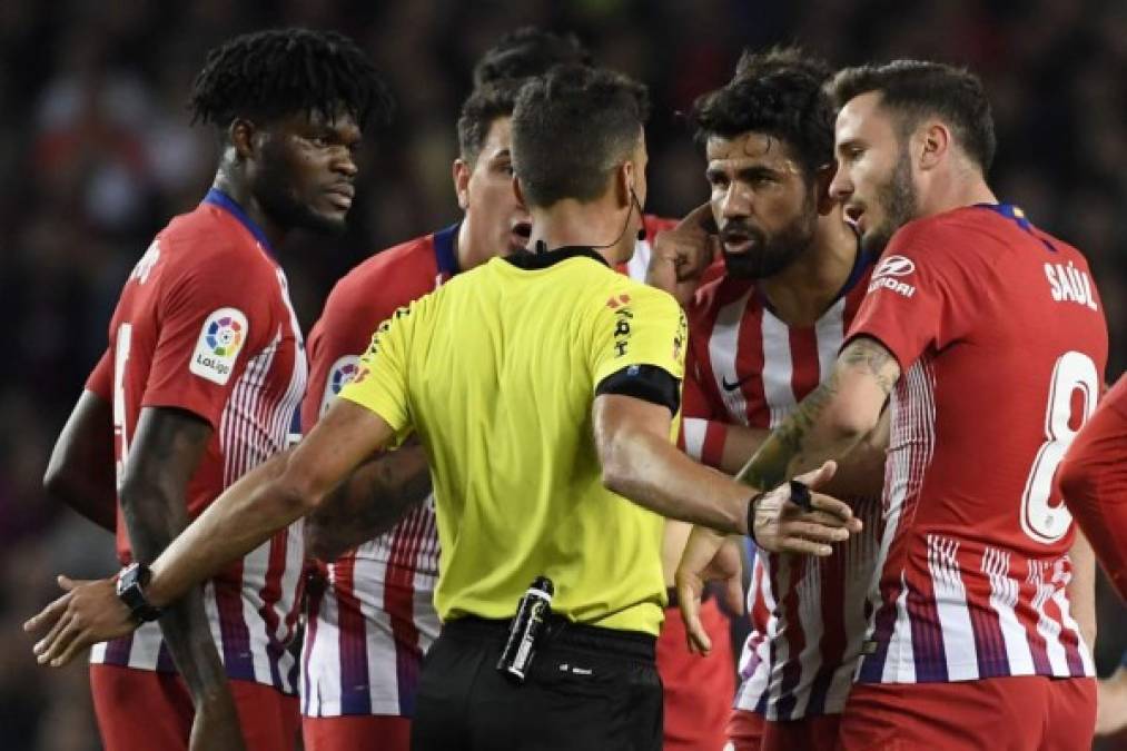El delantero rojiblanco le dijo algo al árbitro y Gil Manzano no dudó en mostrarle la tarjeta roja directa. Los jugadores del Atlético se fueron encima del sílbante. Foto AFP