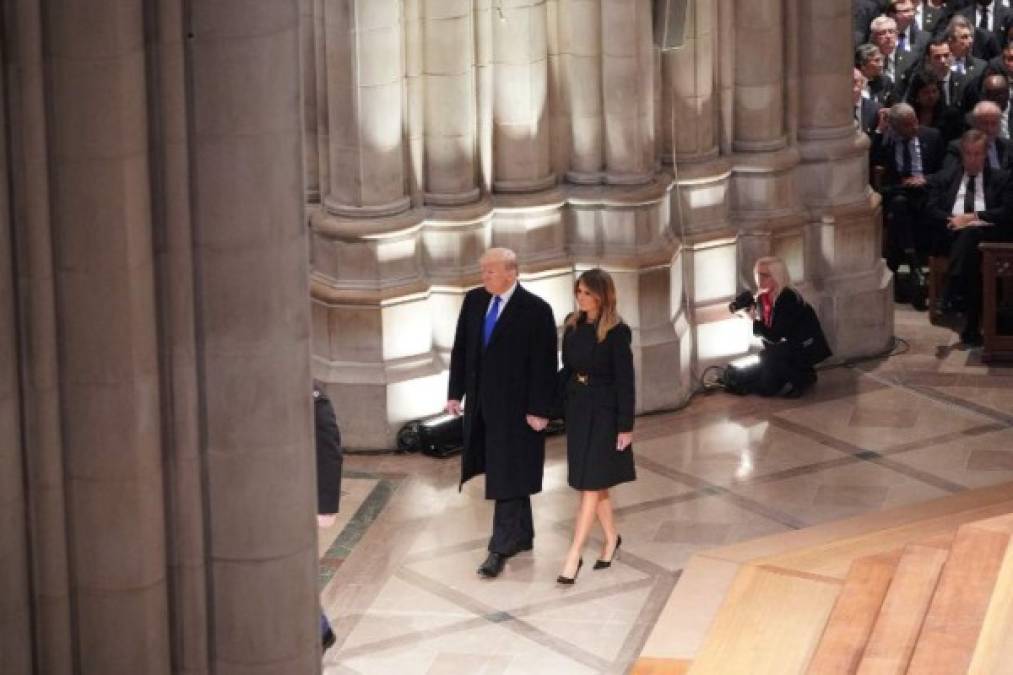 Trump y Melania fueron aplaudidos por su elegancia y sus nobles gestos con el clan Bush tras la muerte de su patriarca.