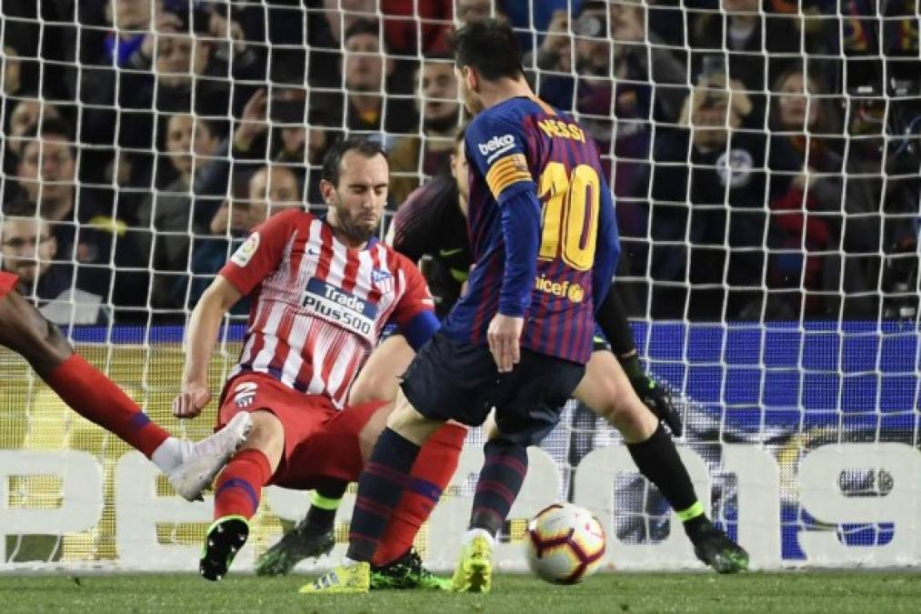 Dos minutos después del gol de Luis Suárez, llegó el tanto de la sentencia marcado por Lionel Messi con este disparo de zurda. Foto AFP