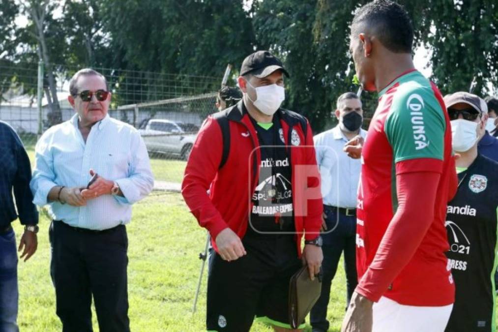 'Tato' García saludando al delantero Carlo Costly.