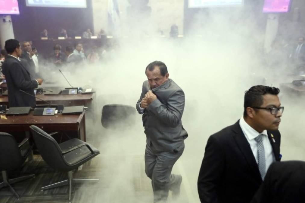 En la pelea de hoy uno de los diputados de Libre, Edgardo Castro, lanzaba cohetes, mientras sus compañeros hacían sonar silbatos en un intento por impedir el inició de la sesión del Parlamento.