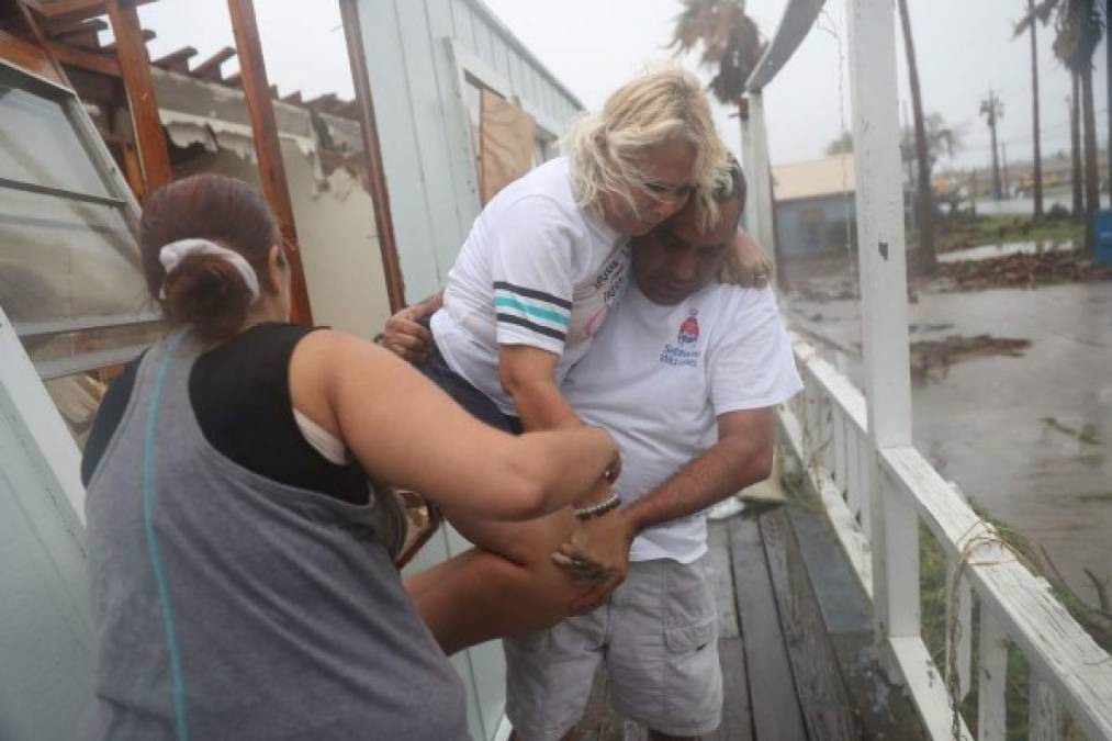 Una mujer es rescatada de los restos de su vivienda en Rockport.