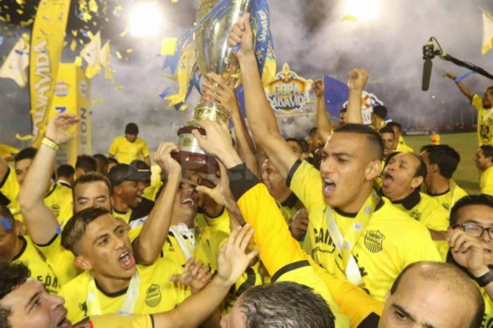 El Real España se coronó campeón del torneo Apertura de Honduras al ganarle (3-2) la serie de la final al Motagua, que no pudo lograr el tricampeonato bajo la dirección del argentino-hondureño Diego Vásquez.<br/>