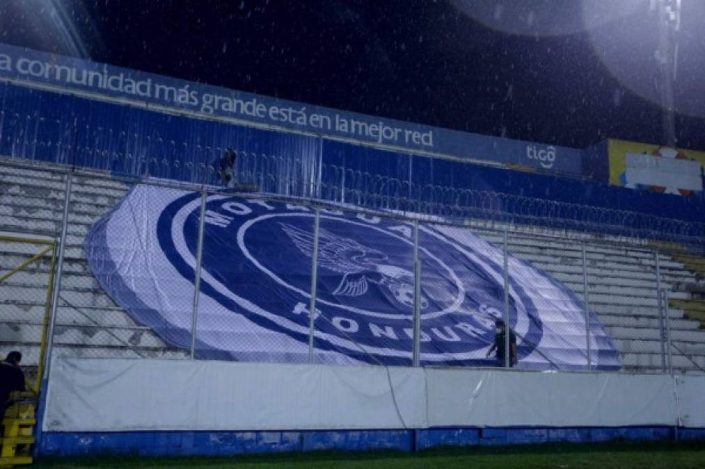 Una enorme manta con el escudo del Motagua fue colocado en un sector de las gradas del estadio Nacional.