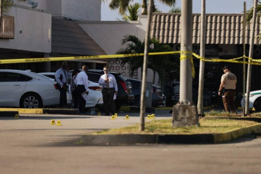'Tres individuos salieron del vehículo y comenzaron a disparar indiscriminadamente contra la multitud', subrayó un comunicado de la policía de Miami.