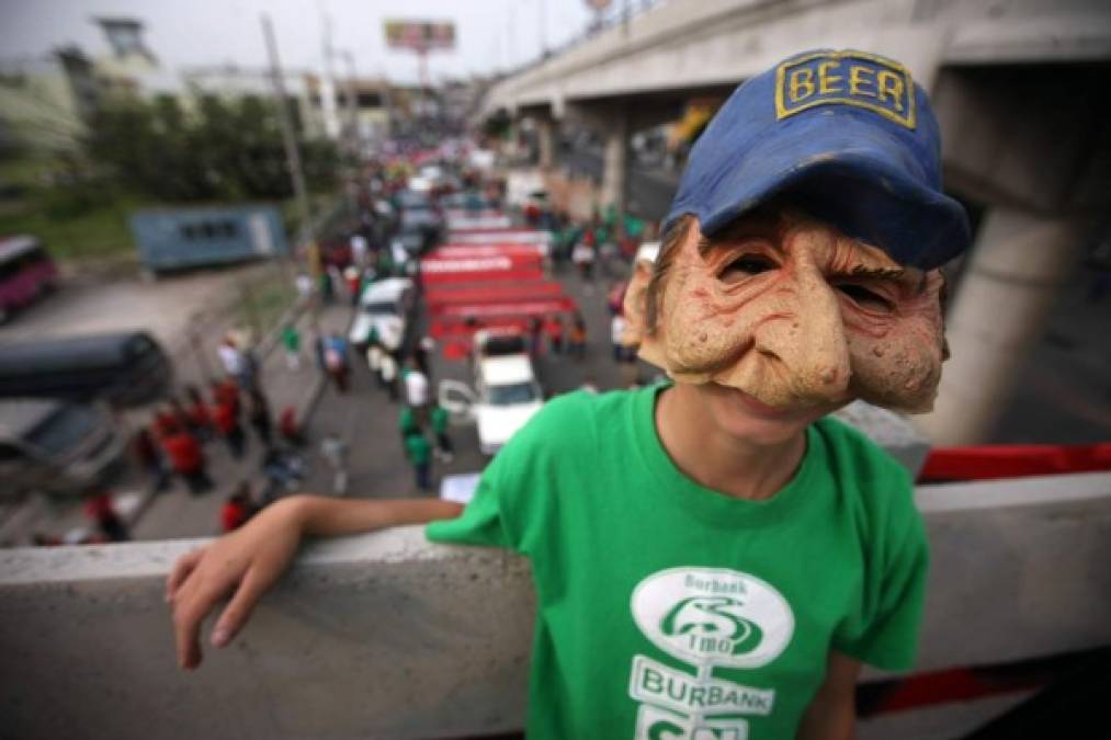 Este jovencito aprovechó para tomarse unas fotografías con su distintiva máscara.