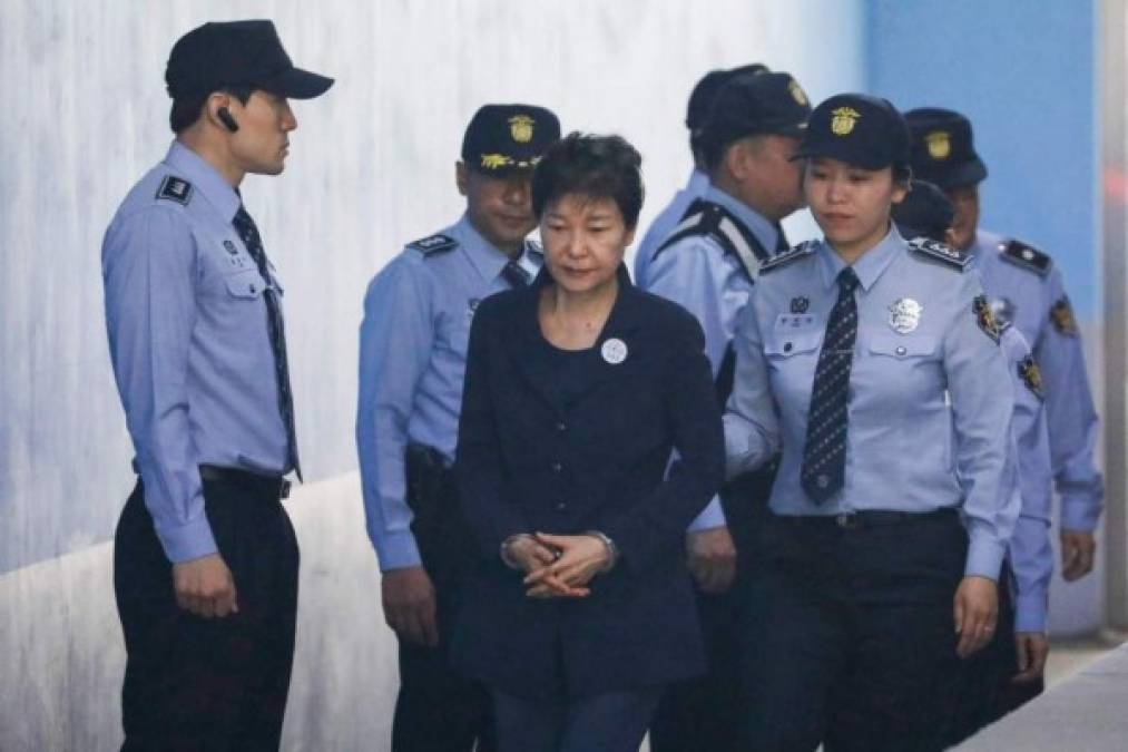 Expresidenta surcoreana es enviada a la cárcel. La expresidenta surcoreana Park Geun-hye fue condenada a un total de 32 años de prisión por el caso de corrupción de la “Rasputina”, una trama que removió este año las instituciones del país asiático y que aún reverbera. El pasado abril un tribunal del Distrito Central de Seúl la condenó a 24 años de cárcel al considerarla culpable de 16 cargos, entre los que se cuentan abuso de poder, soborno y coacción. <br/><br/>Luego, en julio la encarcelada expresidenta de Corea del Sur, Park Geun-hye, fue sentenciada a ocho años de cárcel por obtener financiación ilícita del servicio nacional de inteligencia e interferir en unas elecciones.<br/><br/><br/>Park, que llegó al poder en febrero de 2013, llevaba para entonces un año presa de manera preventiva en una prisión de Uiwang, donde ingresó poco después de que el Tribunal Constitucional la destituyera en marzo de 2017 y la despojara así de su inmunidad presidencial. Sus problemas habían comenzado el otoño anterior con el hallazgo de una simple tableta electrónica que sería la primera de una larga serie de pruebas en torno a la enorme influencia de Choi Soon-sil, amiga íntima de la entonces presidenta.