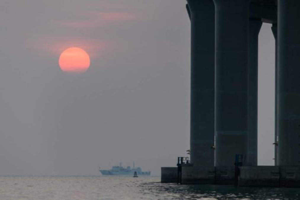 Luego la carretera entra en un túnel de 6,7 kilómetros cuya entrada y salida están en islas artificiales.