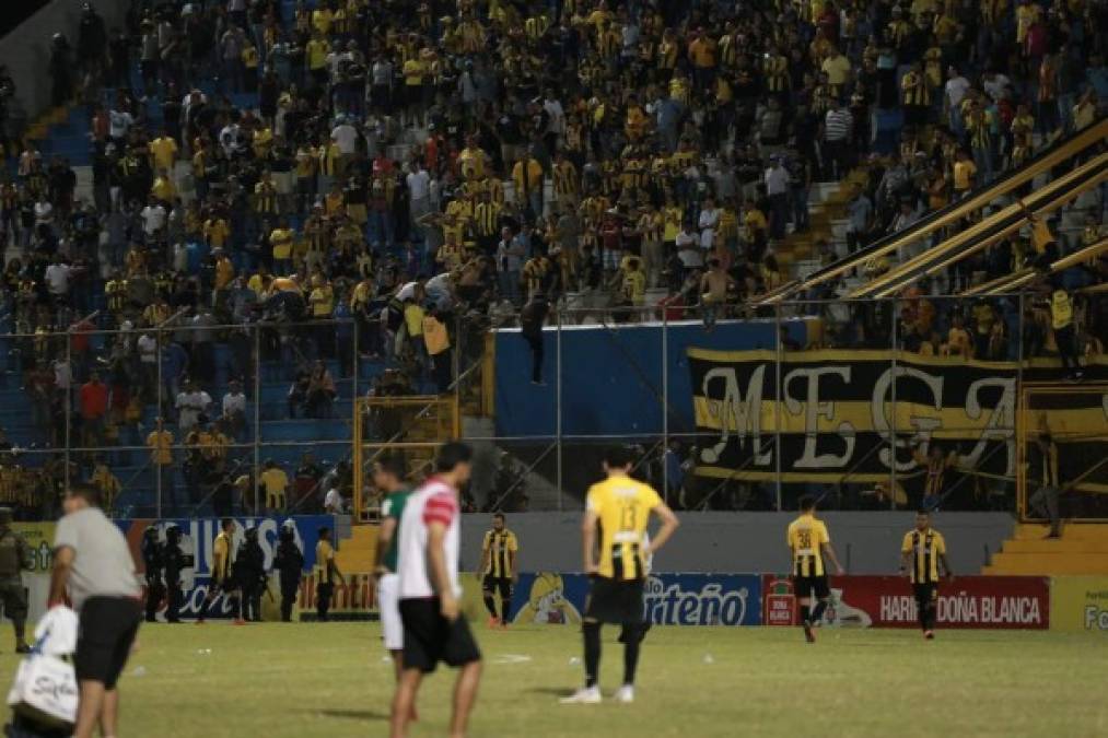 Aficionados del Real España invadieron el campo en el segundo tiempo, en el momento que el cuerpo técnico del Marathón era expulsado.