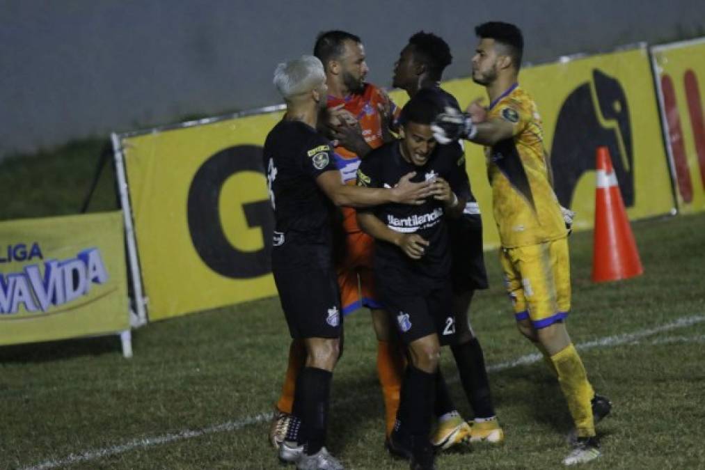 Celio Valladares se molestó porque supuestamente tras el 4-0 se burlaron de él. De acuerdo a la información, el juvenil Roberto Carlos Díaz, a quien el portero de la UPN le pega con su mano izquierda, sería el jugador que se burló luego del gol de Rotondi.