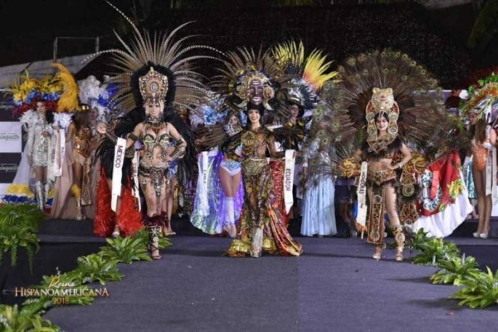 En esta imagen posando con el traje típico junto a las otras aspirantes a la corona.