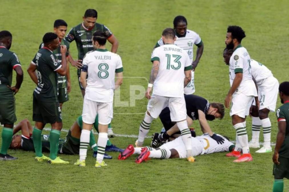 Kervin Arriaga protagonizó un duro choque de cabezas con un jugador del Portland Timbers y se ha llevado la peor parte.