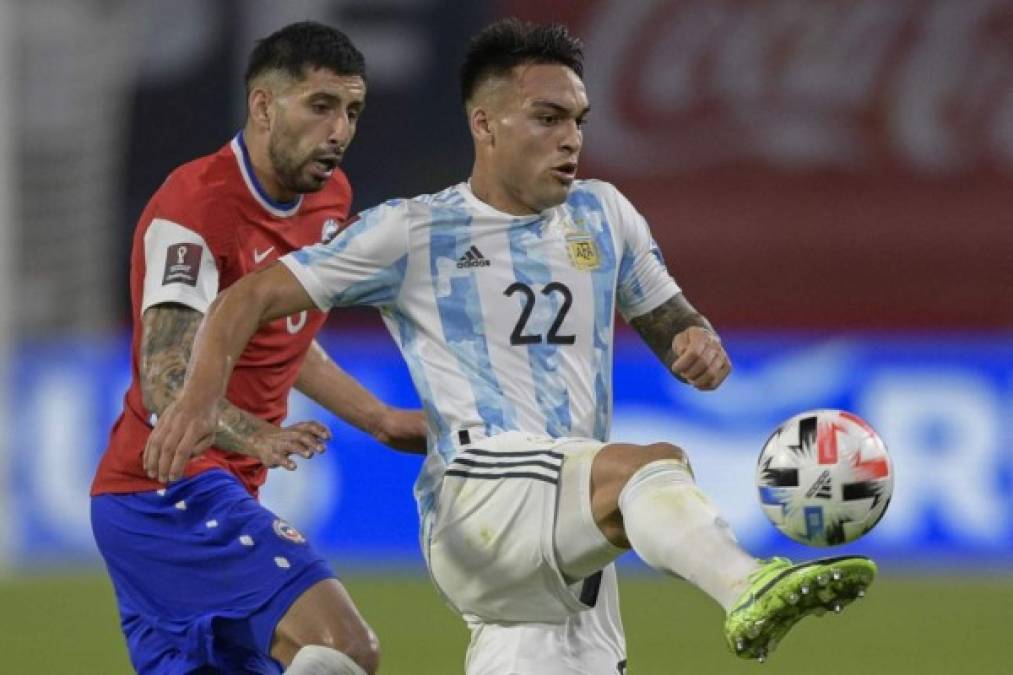 Según medios españoles, el Barcelona y Atlético de Madrid disputan el fichaje del atacante argentino Lautaro Martínez. Foto AFP.