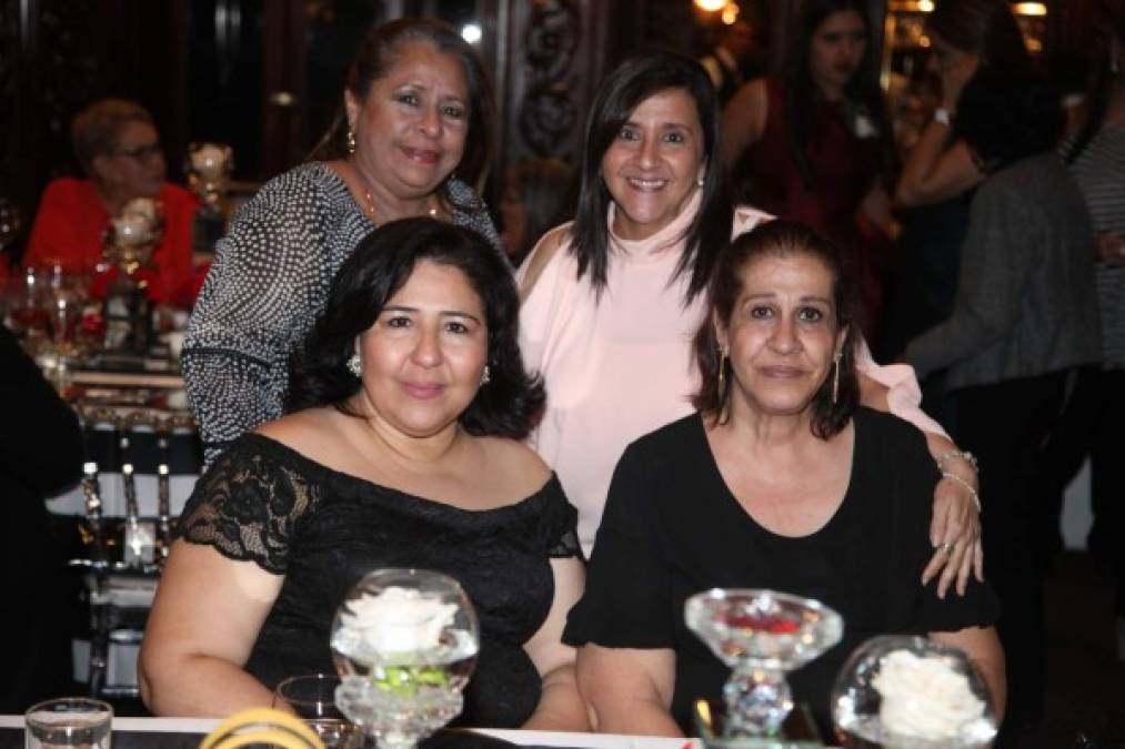 Maribel Solano, Belinda Saybe con Karen Handal y Sandra Yuja.