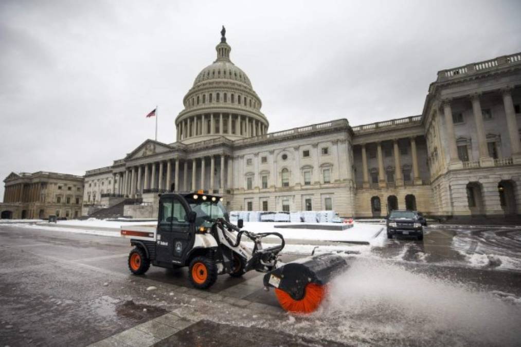 Las agencias del gobierno federal abrirán tres horas tarde en DC, y las escuelas con un retraso de dos horas. Los distritos escolares en las vecinas Maryland y Virginia permanecen cerrados.