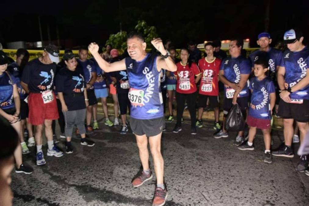 Un grupo de corredores participantes de la Maratón realizando una oración antes de iniciar el evento.