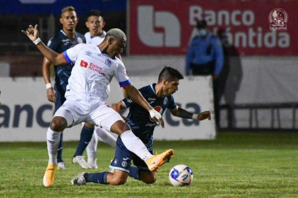 Fue un clásico bravo. Deiby Flores le comete una falta a Matías Galvaliz.